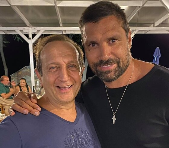 Ο Manu Bennett μαζί με τον γνωστό ηθοποιό Σπύρο Μπιμπίλα στα πλαίσια των γυρισμάτων της ταινίας "Πέντε 5".